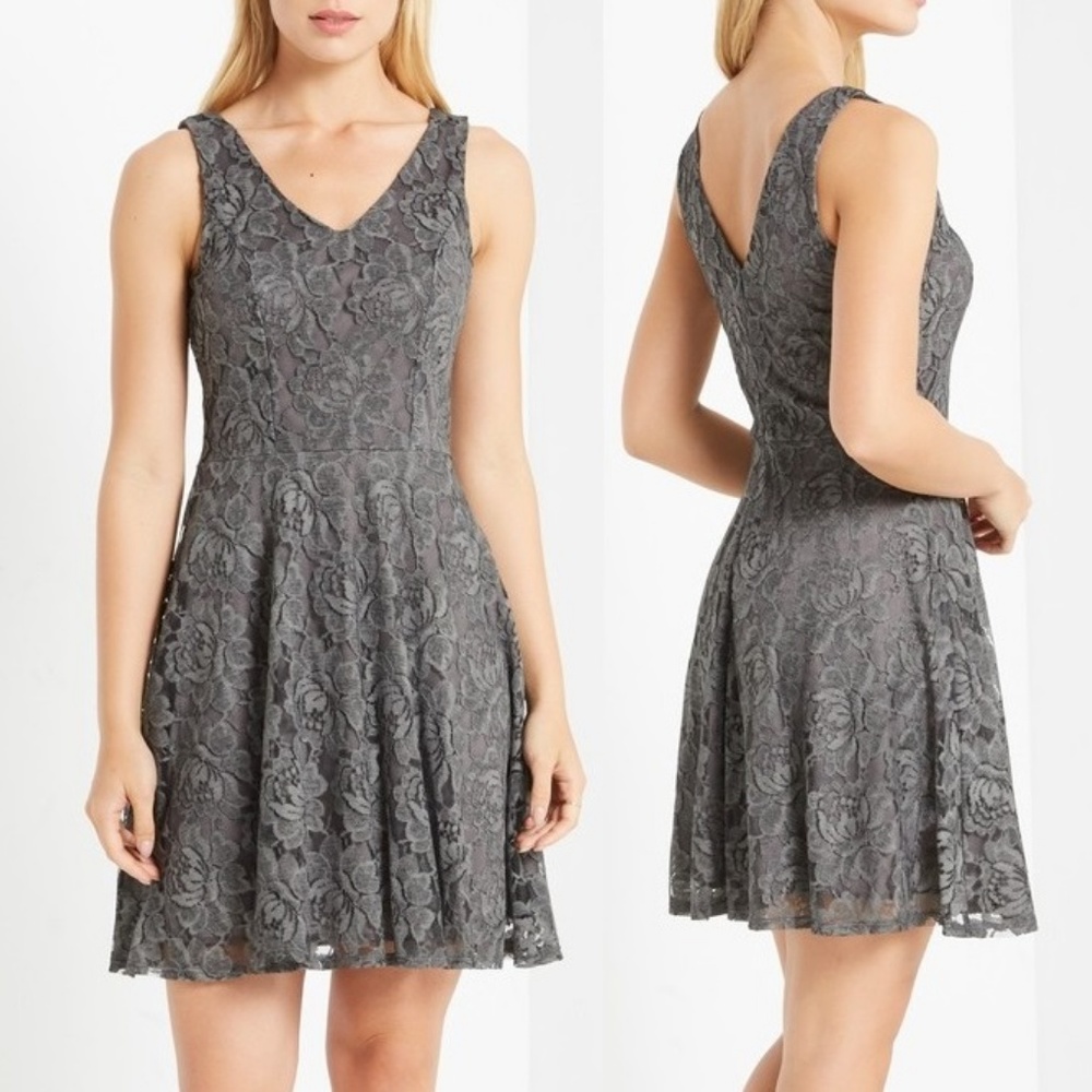 Lace Overlay V-neck Sleeveless Flare Skater Dress